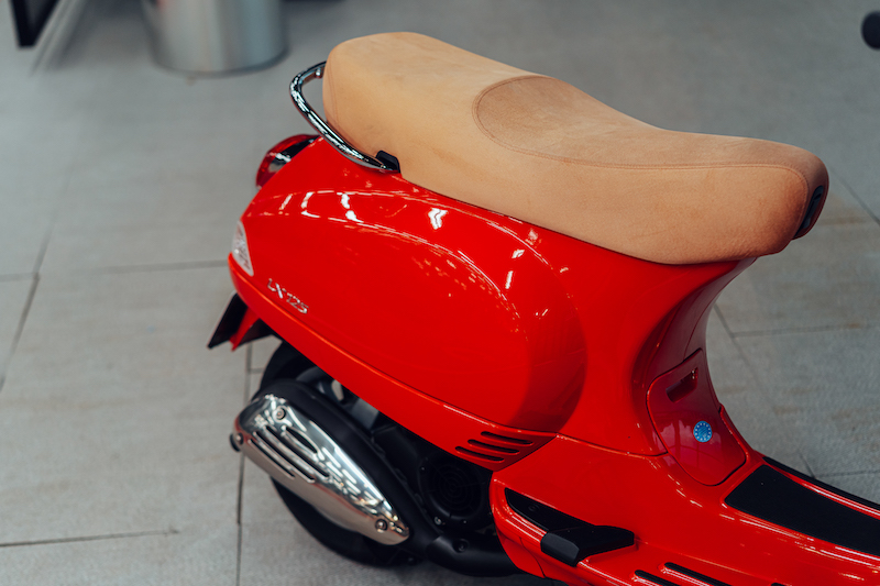 Sattel in Leder von Schedoni auf der Vespa LX 125 von 2007 (© RM Sotheby's)
